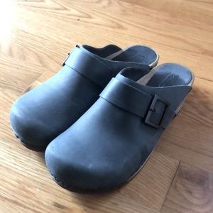 Sanita leather/wooden clogs